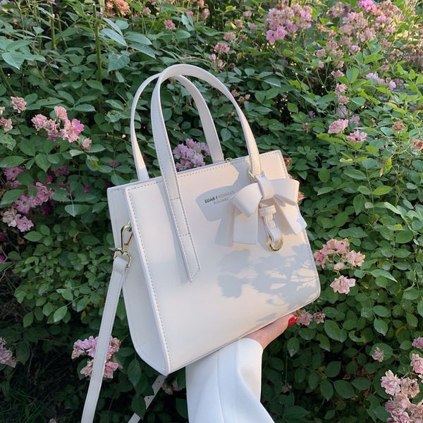 this year's popular new fashion diana bag women's 2021 one shoulder messenger bag simple high-capacity commuter handbag
this year's popular new fashion diana bag women's 2021 one shoulder messenger bag simple high-capacity commuter handbag