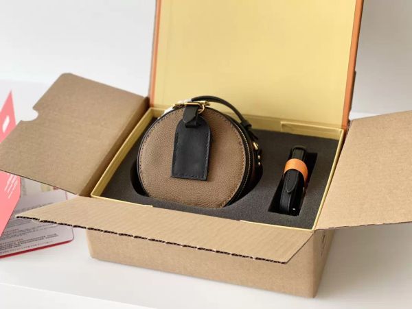 m68276 real cowhide boite chapeau women shoulder crossbody bags mini round cake lady purse designer handbgas messenger bag clutch wallets
m68276 real cowhide boite chapeau women shoulder crossbody bags mini round cake lady purse designer handbgas messenger bag clutch wallets