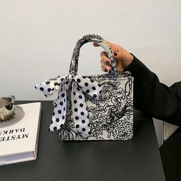 factory direct sale 75% off small fresh women's 2021 new silk scarf bow simple messenger square foreign style portable bags
factory direct sale 75% off small fresh women's 2021 new silk scarf bow simple messenger square foreign style portable bags
