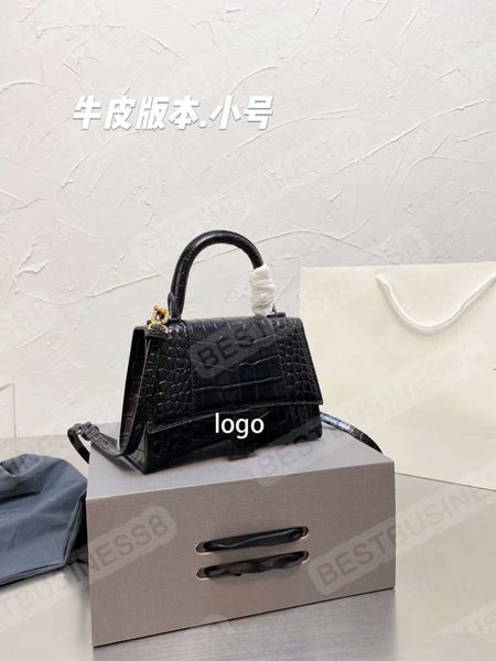 women's dinner hourglass bag messenger shoulder handheld wild portable fashion personality size 23cm*19cm folding gift box packaging
women's dinner hourglass bag messenger shoulder handheld wild portable fashion personality size 23cm*19cm folding gift box packaging