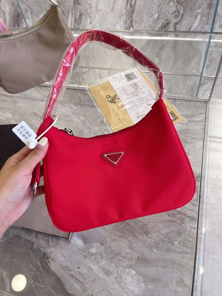 2021 women designer's handbag shoulder bags hobos baguettes fashion style small size solid color solid nylon size:21*17cm
2021 women designer's handbag shoulder bags hobos baguettes fashion style small size solid color solid nylon size:21*17cm