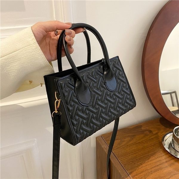 pure color personality rhombic trend one-shoulder simple portable diagonal bag handbag woman 220302
pure color personality rhombic trend one-shoulder simple portable diagonal bag handbag woman 220302