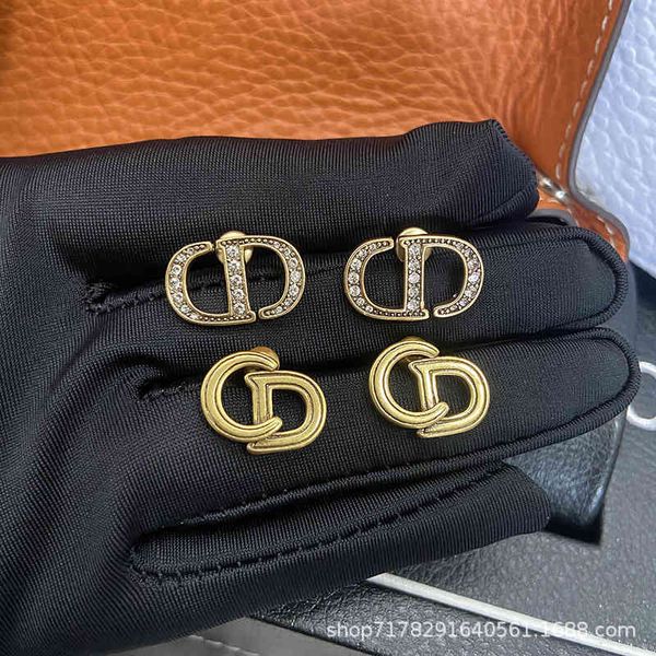 letters simple, small and exquisite earrings female personality niche network red wind anti allergy fine jewelry discount, Golden;silver
letters simple, small and exquisite earrings female personality niche network red wind anti allergy fine jewelry discount, Golden;silver