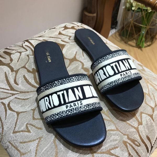2021 new d family letter embroidered one line slippers flat bottomed black white beach slippers ysj
2021 new d family letter embroidered one line slippers flat bottomed black white beach slippers ysj
