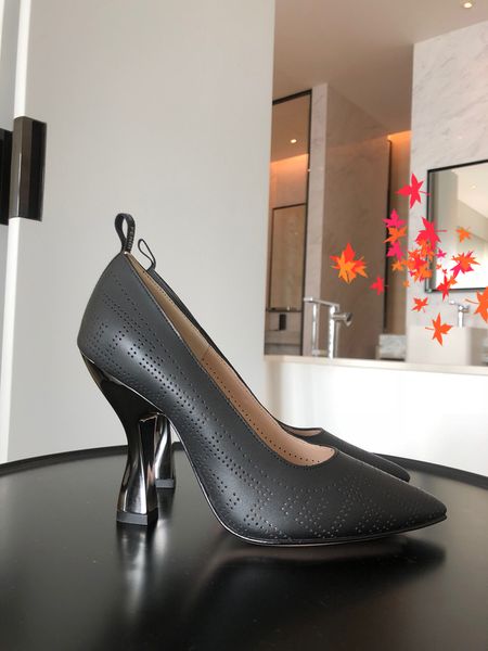 2021 genuine leather woman shoes high heels fashion designer luxury sandals women pumps wedding dress shoe with logo and box size 35-41 -h29, Black
2021 genuine leather woman shoes high heels fashion designer luxury sandals women pumps wedding dress shoe with logo and box size 35-41 -h29, Black