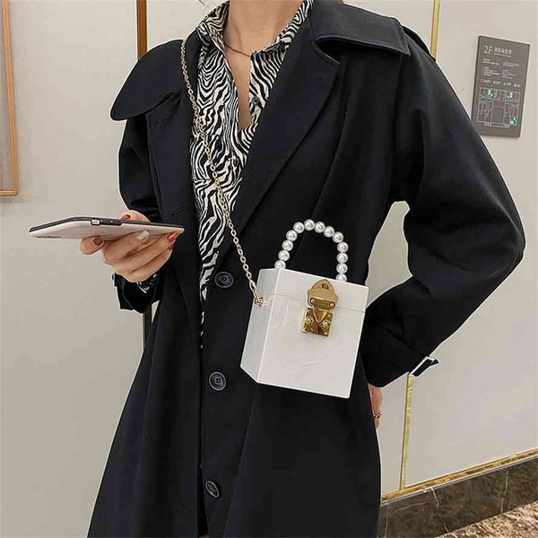 enameled leather portable box female mini messenger small square fashion net red mobile phone cigarette case bag
enameled leather portable box female mini messenger small square fashion net red mobile phone cigarette case bag