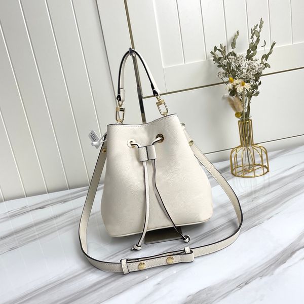 luxurys famous designers women shoulder bag purse toiletry handbags totes leather handbag purses classic crossbody bags lady tote m45709
luxurys famous designers women shoulder bag purse toiletry handbags totes leather handbag purses classic crossbody bags lady tote m45709