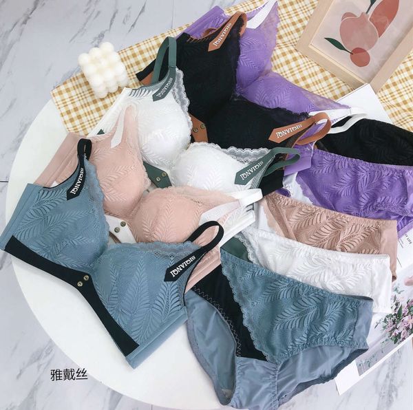 2021 spring new girl's underwear without steel ring, medium thick upper bracket, gathered and adjusted color contrast women's bra, Red;black
2021 spring new girl's underwear without steel ring, medium thick upper bracket, gathered and adjusted color contrast women's bra, Red;black