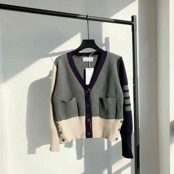2022 factory wholesale new model 21 autumn and winter + college style 4-bar decoration asymmetric color matching v-neck knitted cardigan coa, White;black
2022 factory wholesale new model 21 autumn and winter + college style 4-bar decoration asymmetric color matching v-neck knitted cardigan coa, White;black