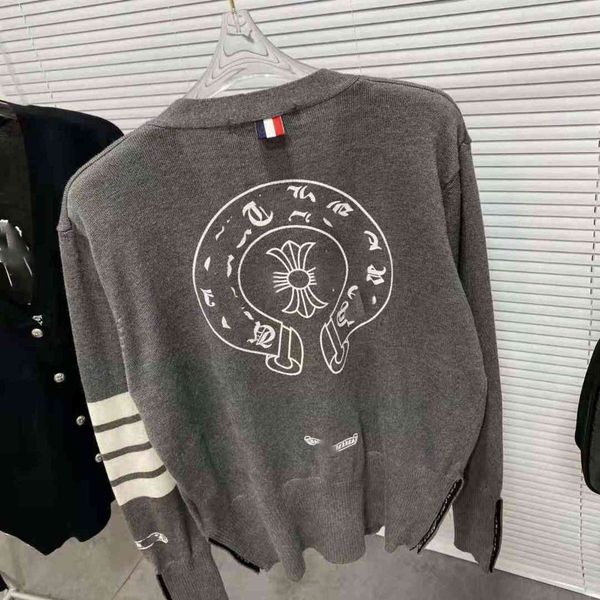 70% off early autumn horseshoe printed + four bar ribbon long sleeve v-neck button cardigan for men and women, Black;gray
70% off early autumn horseshoe printed + four bar ribbon long sleeve v-neck button cardigan for men and women, Black;gray