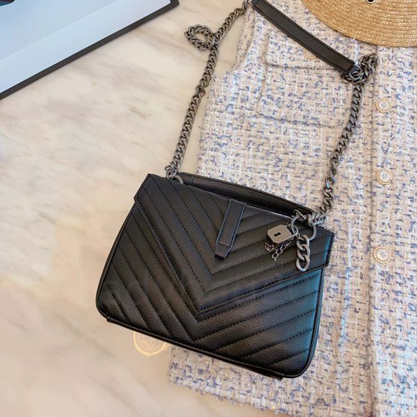 2022 luxury designers chains clutch bags fashion lady cross body tote purses messenger plain letter lock cover interior zipper pocket thread
2022 luxury designers chains clutch bags fashion lady cross body tote purses messenger plain letter lock cover interior zipper pocket thread