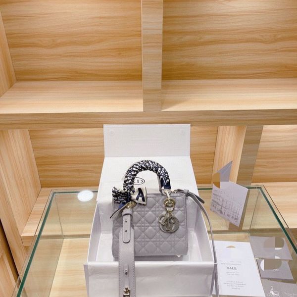 2021 new four lattice princess bag, parchment leather portable messenger diamond chain women's bag bags factory outlet zly
2021 new four lattice princess bag, parchment leather portable messenger diamond chain women's bag bags factory outlet zly