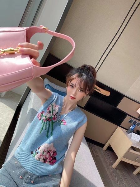 2021 autumn winter pole quality exquisite flower jacquard knitted wool women's fashion slim vt, Black;white
2021 autumn winter pole quality exquisite flower jacquard knitted wool women's fashion slim vt, Black;white