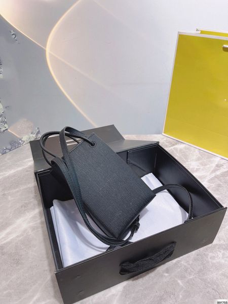 (with gift box)21ss fashion show womens mini totes bag shopping phone holder balencaiga geninue leather designer shoulder bags limited 12*18
(with gift box)21ss fashion show womens mini totes bag shopping phone holder balencaiga geninue leather designer shoulder bags limited 12*18