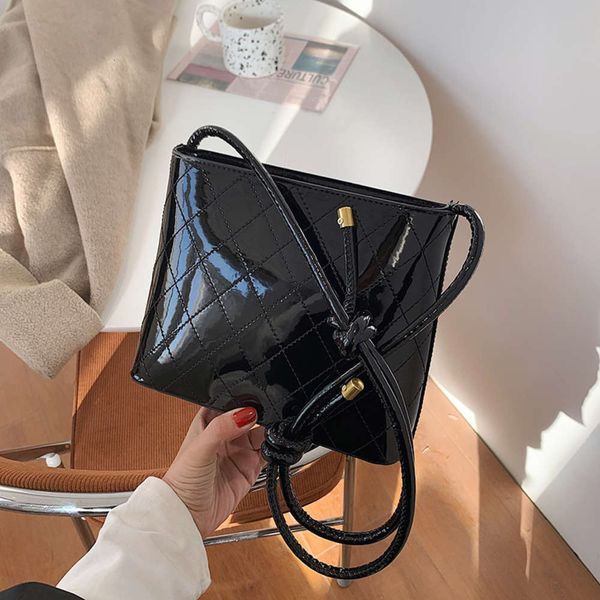 hbp autumn winter small women's 2021 new patent leather versatile lingge messenger fashion single shoulder underarm bag
hbp autumn winter small women's 2021 new patent leather versatile lingge messenger fashion single shoulder underarm bag