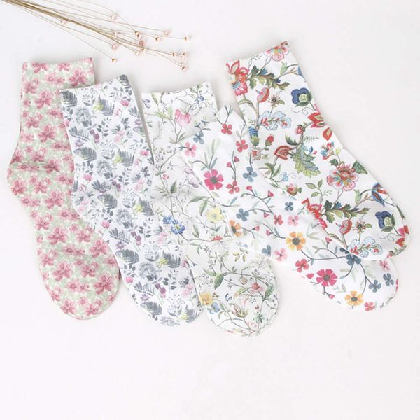 spring and summer women's socks printed short tube cotton illustration flower, Black;white
spring and summer women's socks printed short tube cotton illustration flower, Black;white