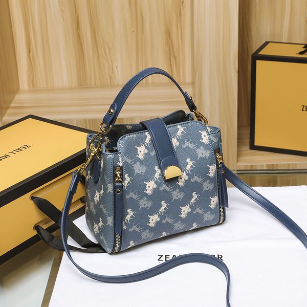 handbag summer 2021 bag women's messenger fashion one shoulder portable large capacity bucket, Black;red
handbag summer 2021 bag women's messenger fashion one shoulder portable large capacity bucket, Black;red