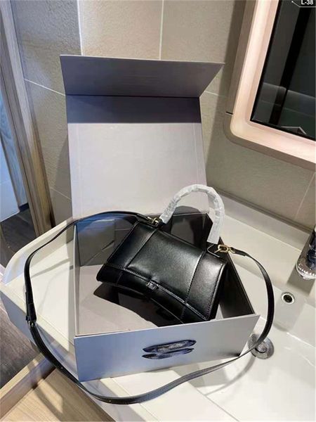 fashion catwalk hourglass bag luxury designer ladies handbags trendy modern handbag high-quality one-shoulder portable diagonal bags fashion
fashion catwalk hourglass bag luxury designer ladies handbags trendy modern handbag high-quality one-shoulder portable diagonal bags fashion