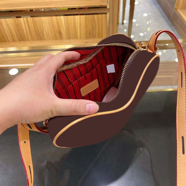 female fashion letter pattern single shoulder crossbody bag heart-shaped designer bags quality pu leather 2021 selling classic models
female fashion letter pattern single shoulder crossbody bag heart-shaped designer bags quality pu leather 2021 selling classic models