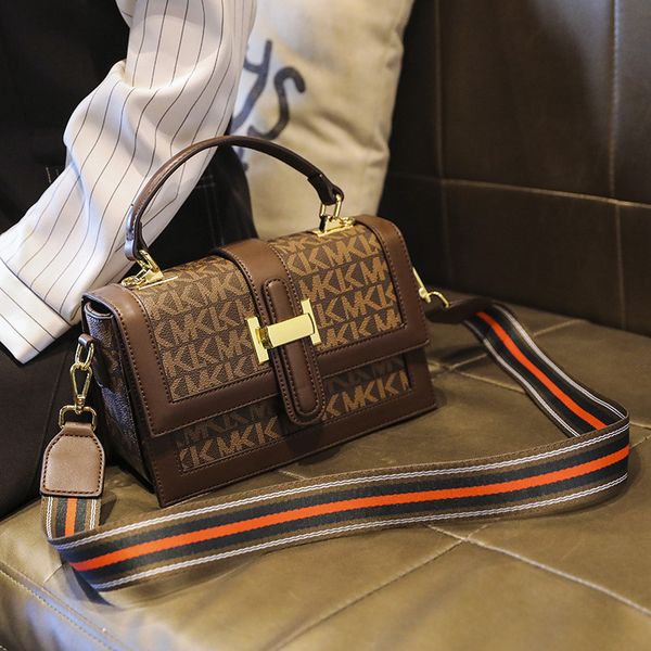 hong kong one shoulder small square women's 2021 new foreign style leather hand fashion messenger bag
hong kong one shoulder small square women's 2021 new foreign style leather hand fashion messenger bag