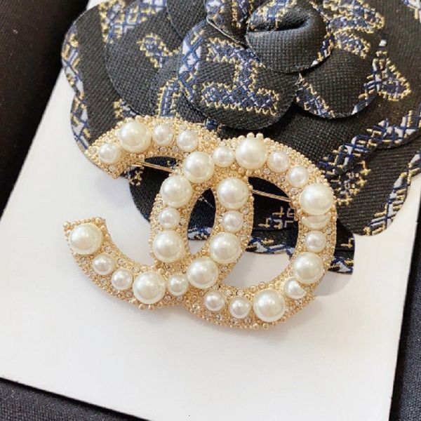 xiangjia xiaoxiangfeng 2021 new style temperament versatile, fashionable brooch with diamond, Gray 
xiangjia xiaoxiangfeng 2021 new style temperament versatile, fashionable brooch with diamond, Gray