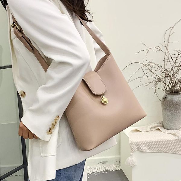 bucket underarm senior dual-use width: new bag 2021 messenger fashion shoulder handbags bag design ins niche 26cm gpern, Red;black
bucket underarm senior dual-use width: new bag 2021 messenger fashion shoulder handbags bag design ins niche 26cm gpern, Red;black