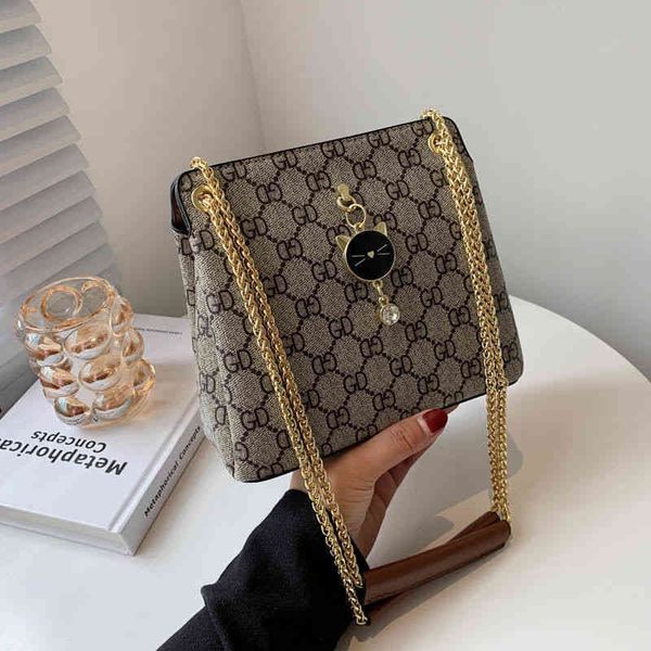 2022 factory wholesale small fashionable red screen printing single shoulder messenger bag bucket chain bag
2022 factory wholesale small fashionable red screen printing single shoulder messenger bag bucket chain bag