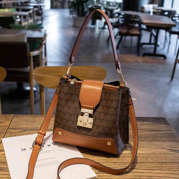 bags handbag hands bag female 2021 summer high-grade bucket korean star same messenger versatile high-capacity shoulder, Black;red
bags handbag hands bag female 2021 summer high-grade bucket korean star same messenger versatile high-capacity shoulder, Black;red