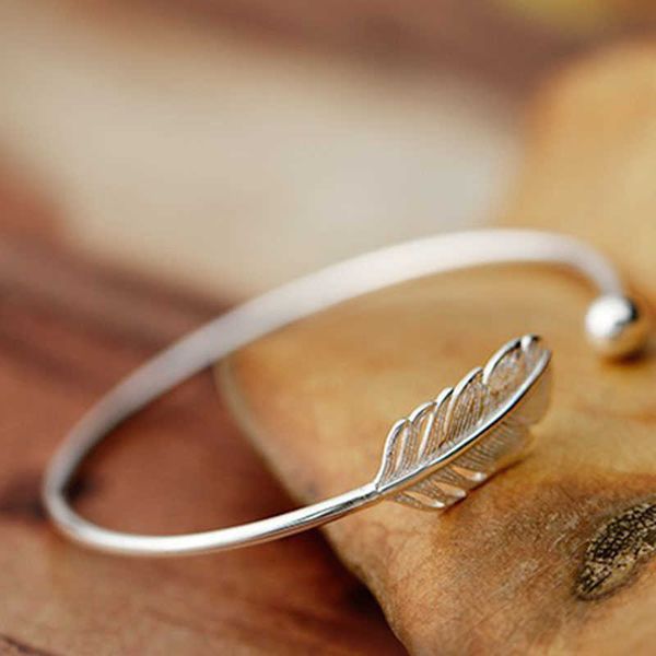 2021 new fashion luxury copper feather opening bracelets bangle for women christmas gift jewelry silver color adjustable jewelry q0719, Black
2021 new fashion luxury copper feather opening bracelets bangle for women christmas gift jewelry silver color adjustable jewelry q0719, Black