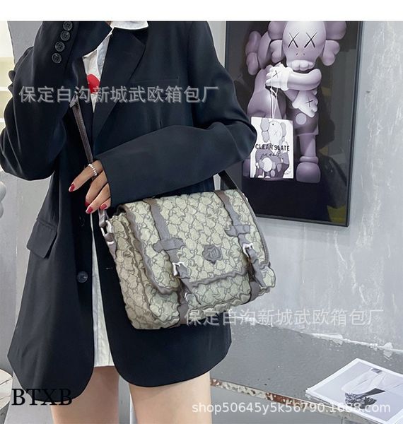 luxury design new old flower gold classic pattern button postman bag flip diagonal cross luxury purses
luxury design new old flower gold classic pattern button postman bag flip diagonal cross luxury purses