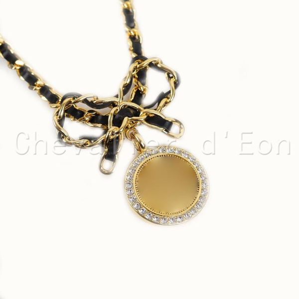 chokers chevalier d'eon 2021 brand women vintage portrait coin pendant leather design choker bowknot necklace party fine fashion jewelr, Golden;silver
chokers chevalier d'eon 2021 brand women vintage portrait coin pendant leather design choker bowknot necklace party fine fashion jewelr, Golden;silver