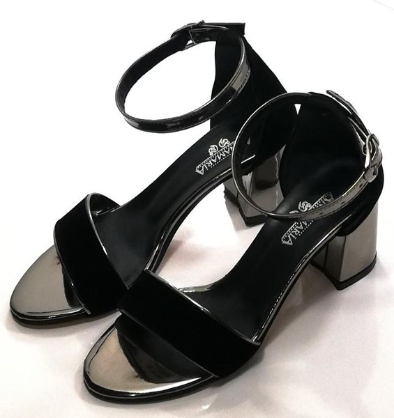 sandals black woman.one band.thick heel. sandals. season. wedding. office. party special day. suitable for every dress
sandals black woman.one band.thick heel. sandals. season. wedding. office. party special day. suitable for every dress