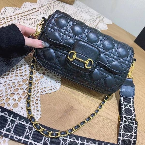 is matched with k-gold hardware, classic embroidery thread, and knitted wide shoulder strap. size 23 * 14cm luxuryss designerss yw
is matched with k-gold hardware, classic embroidery thread, and knitted wide shoulder strap. size 23 * 14cm luxuryss designerss yw