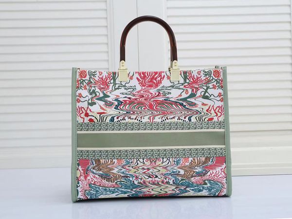 2021 women luxury handbags designer beach bag quality fashion knitting purse shoulder large tote with chain canvas shopping bags 32x26x11cm
2021 women luxury handbags designer beach bag quality fashion knitting purse shoulder large tote with chain canvas shopping bags 32x26x11cm