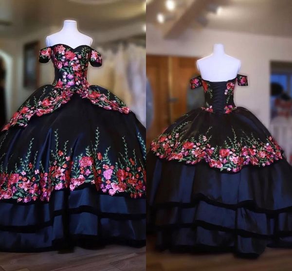 2022 vinatge meixcan black quinceanera dresses velvet sage floral applique off shoulders charro dress girls with short sleeves, Blue;red
2022 vinatge meixcan black quinceanera dresses velvet sage floral applique off shoulders charro dress girls with short sleeves, Blue;red
