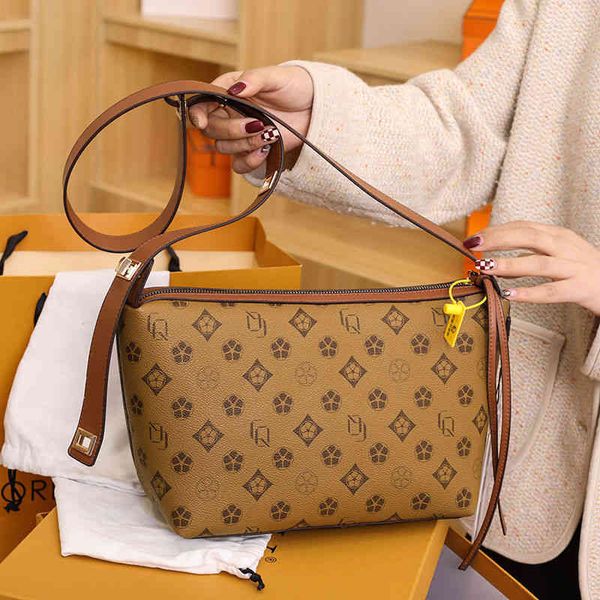 2022 factory wholesale high sense printed female fashion korean version versatile one shoulder messenger bag large capacity small square bag
2022 factory wholesale high sense printed female fashion korean version versatile one shoulder messenger bag large capacity small square bag