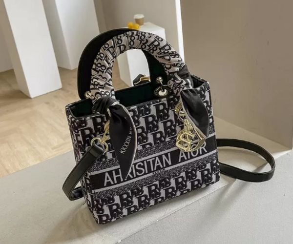 women shoulder bag luxury handbags 2022 new womens hand embroidery princess net red fashion trend letter messenger bag design handbag bags
women shoulder bag luxury handbags 2022 new womens hand embroidery princess net red fashion trend letter messenger bag design handbag bags
