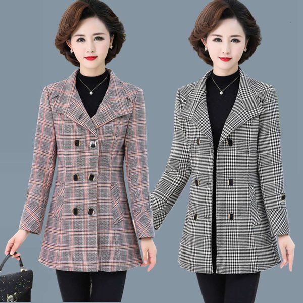 fashion foreign mother windbreaker long dress 40 years 50 style noble coat middle aged old women's fashion spring and autumn luxury, Tan;black
fashion foreign mother windbreaker long dress 40 years 50 style noble coat middle aged old women's fashion spring and autumn luxury, Tan;black