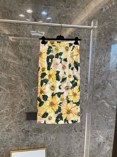 2021 new summer women skirt fashion camellia print cotton vintage yellow floral pencil italy sicily gorgeous luxury runway ckth, Black
2021 new summer women skirt fashion camellia print cotton vintage yellow floral pencil italy sicily gorgeous luxury runway ckth, Black