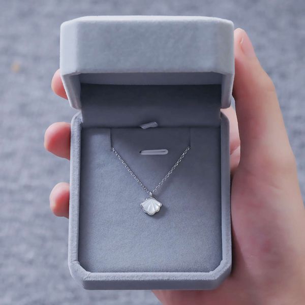 a shell necklace women's sterling silver clavicle chain ins simple minority design feeling white fritillaria pendant female gift
a shell necklace women's sterling silver clavicle chain ins simple minority design feeling white fritillaria pendant female gift