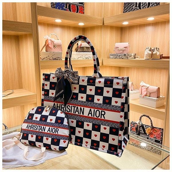 luxury designer new shopping bag large capacity versatile style gift hand small single shoulder
luxury designer new shopping bag large capacity versatile style gift hand small single shoulder