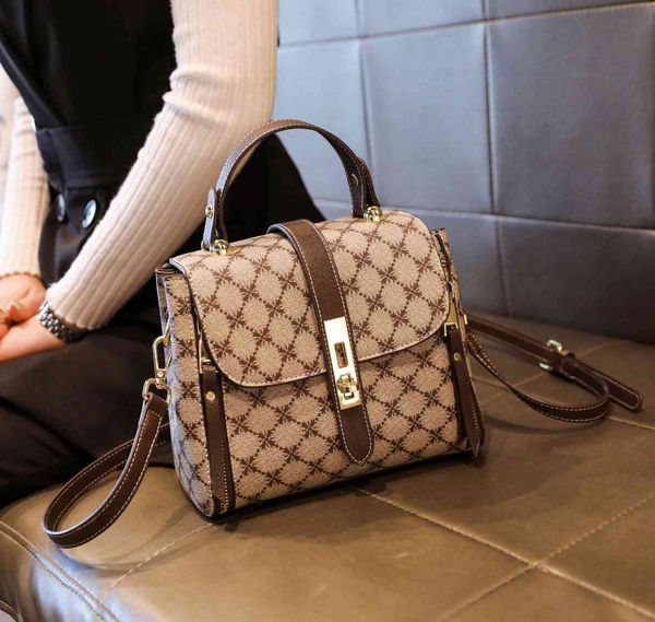 2021 fashion bucket bag large capacity messenger women's printed temperament one shoulder portable small square
2021 fashion bucket bag large capacity messenger women's printed temperament one shoulder portable small square