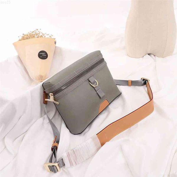 quality messenger bags womens shoulder handbag letter leather mens crossbody bag monogram titanium fabric stylish atmosphere size: 26x18x4cm
quality messenger bags womens shoulder handbag letter leather mens crossbody bag monogram titanium fabric stylish atmosphere size: 26x18x4cm
