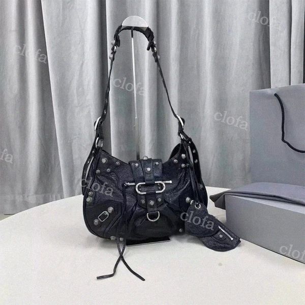 2022 women handbags classic motorcycle bags element design rivet leather half crescent le cagole saddle single shoulder diagonal strap femal
2022 women handbags classic motorcycle bags element design rivet leather half crescent le cagole saddle single shoulder diagonal strap femal