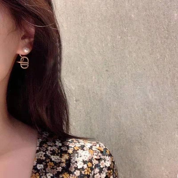 2021 new designer 2021 silver needle family letter pearl earrings with and versatile earrings, Golden
2021 new designer 2021 silver needle family letter pearl earrings with and versatile earrings, Golden