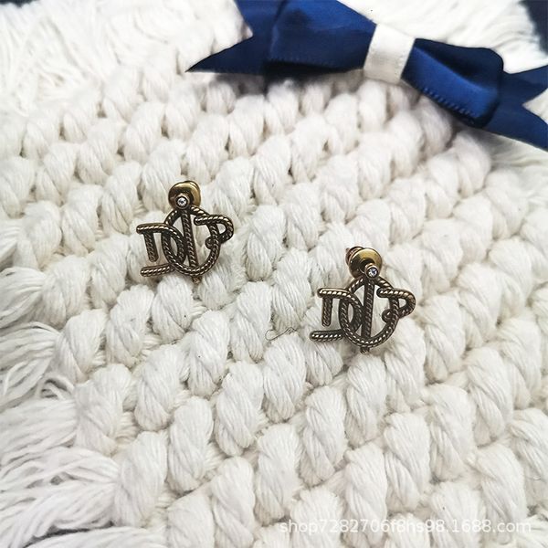 d family 2021 new brass letter earrings women's fashion versatile net red same 925 sier needles, Golden
d family 2021 new brass letter earrings women's fashion versatile net red same 925 sier needles, Golden