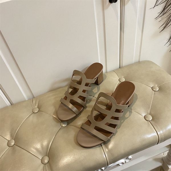 2021 luxurys designers heels classic women sandals summer outdoor beach party sandal italian leather outsole slippers with box, Black
2021 luxurys designers heels classic women sandals summer outdoor beach party sandal italian leather outsole slippers with box, Black