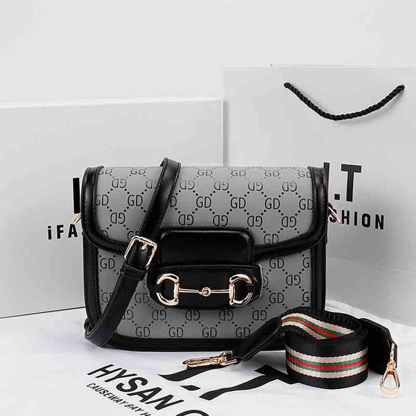 2022 factory wholesale printed girls' fashion one shoulder new messenger versatile trendy square bag
2022 factory wholesale printed girls' fashion one shoulder new messenger versatile trendy square bag