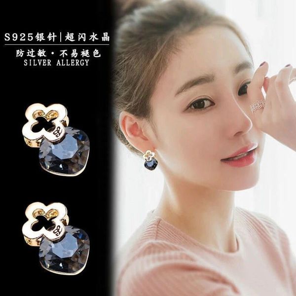 s925 silver needle hanchaoxian black clover simple cold wind net red flower earrings 
s925 silver needle hanchaoxian black clover simple cold wind net red flower earrings