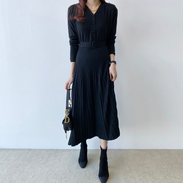 women's knitted dress autumn temperament v-neck belt mid-length solid color wild pleated skirt women 210520, Black;gray
women's knitted dress autumn temperament v-neck belt mid-length solid color wild pleated skirt women 210520, Black;gray